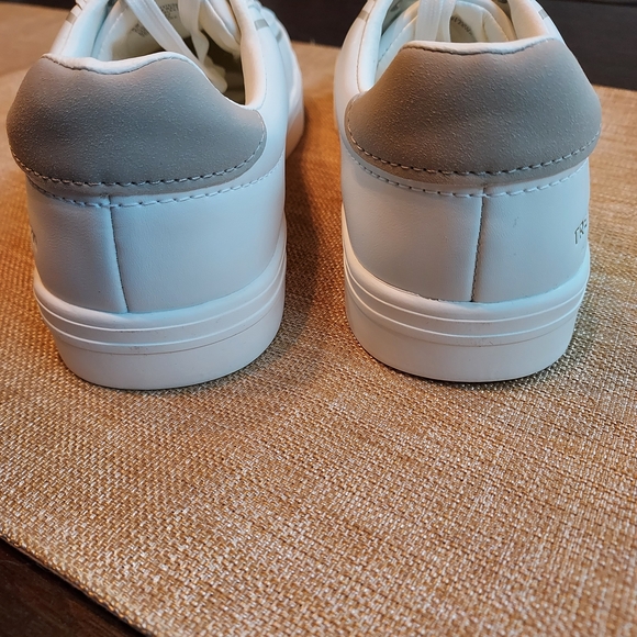 Tretorn White and Silver Women's Sneakers LIKE NEW! BUT TAGS REMOVED! Size 8 - Picture 3 of 7